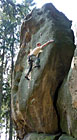 Horolezec na skalním útvaru Malá Budačina, Chřiby.