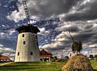 Větrný mlýn nad obcí Jalubí, Chřiby.