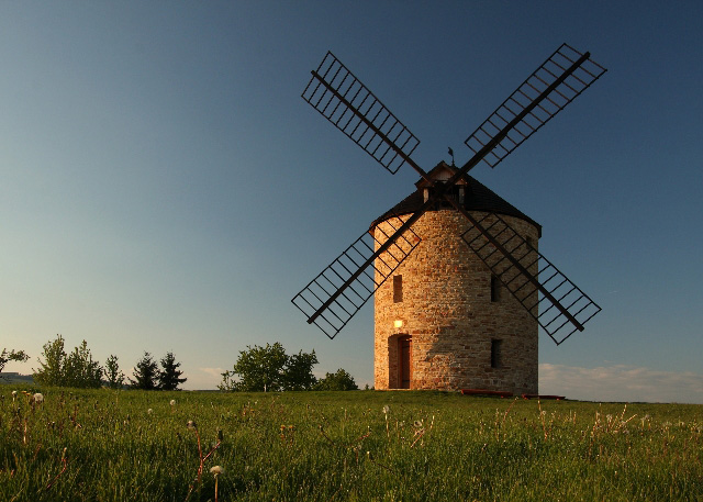 Větrný mlýn nad obcí Jalubí, Chřiby