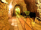 Podzemí tvrze Stachelberg - kolejiště s funkčími výhybkami.