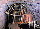 Podzemí tvrze Stachelberg - kolejiště s funkčími výhybkami.