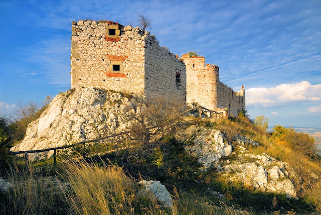 Děvičky - dělostřelecká bašta a jádro hradu od jihozápadu