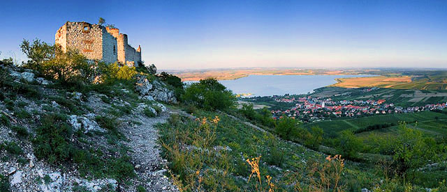 Dívčí hrady - panoramatický pohled na Nové Mlýny