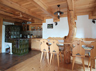 Dřevěný interiér s roubeným nábytkem. Hosté jsou nadšení z všudypřítomné vůně dřeva.

