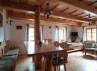 Dřevěný interiér s roubeným nábytkem. Hosté jsou nadšení z všudypřítomné vůně dřeva.

