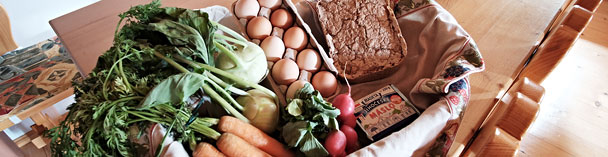 Domácí kváskový chléb a bio zelenina z farmářských trhů