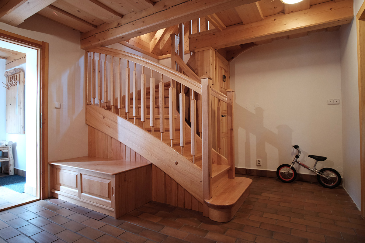 Dřevěné schodiště | valašská chalupa a roubenka Štramberk