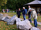 Prohlídka hornin v geologické expozici Rokyta na Šumavě.