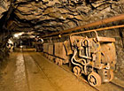 Návštěvníci v podzemí grafitového dolu, Český Krumlov.