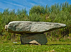 Novodobá megalitická stavba připomínající slavné anglické megality Stonehenge či Rollright Stones; podle psychotroniků má údajně nejsilnější energii ze všech tuzemských megalitů postavených člověkem. Tzv. kromlech má tvar kruhu o průměru 30 m a tvoří jej 25 obřích kamenů.

