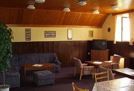 Společenská místnost v horské chatě PAM