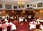 Součástí hotelu Drnholec je veřejně přístupná restaurace, jejíž interiér zdobí mnohé anglické venkovské dekorace. Podlaha je pokryta nádherným červeným tkaným kobercem, tak jak je v anglických restauracích zvykem.

