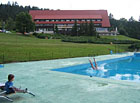 Venkovní bazén u hotelu Duo v Beskydech.