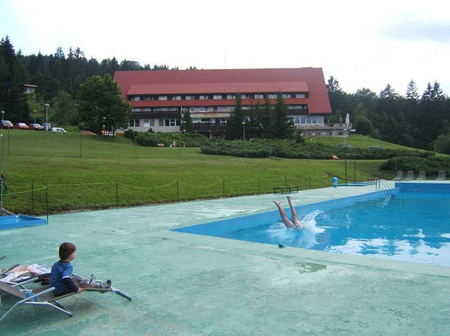 Venkovní bazén u hotelu Duo v Beskydech