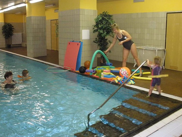 Vnitřní vyhřívaný bazén v hotelové budově Duo I