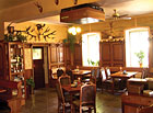 Součástí hotelu je veřejně přístupná restaurace s kapacitou 70 míst, vinárna s barem s dalšími 30 místy a v létě je navíc k dispozici zahradní restaurace s počtem 50 míst. Jídelníček je zaměřen především na tradiční česká jídla.

