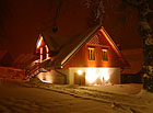 Zahradní domky v zimě - noční pohled.