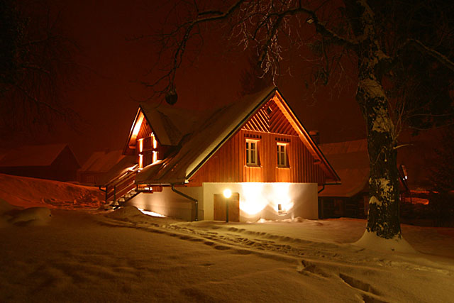 Zahradní domky v zimě - noční pohled