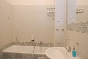 Hotel U Růže – koupelna v pokoji č. 1 | Slavonice