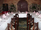 Svatební hostina ve sklepní vinárně hotelu Weiss.