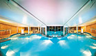 Exkluzivní rakouské lázně s mnoha termálními bazény a nevšedními atrakcemi: zážitkové tobogány a skluzavky, podvodní hudba, termální kino, asijská relaxační místnost s tlumenými světly a další.

