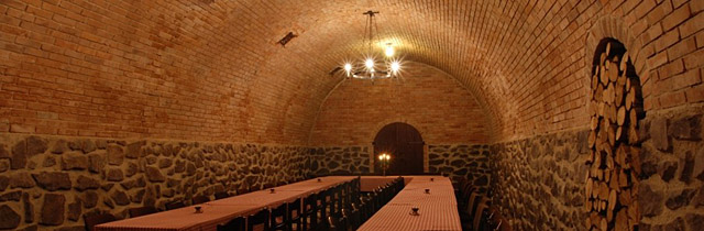 Interiér sklepní vinárny v hotelu Weiss