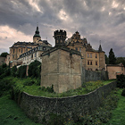 Původně středověký hrad, v 16. stol. rozšířen o renesanční zámek. Poslední majitelé v r. 1801 zpřístupnili část hradu veřejnosti jako nejstarší hradní muzeum ve střední Evropě. Mezi nejcennější exponáty patří autentická zbrojnice s rozsáhlou sbírkou mušket a děl.

