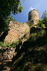 Hrad Cimburk – západní válcová věž z koruny spojovací hradby.