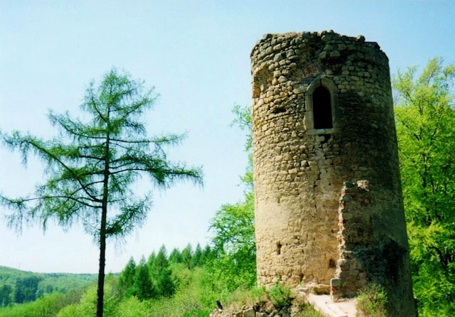 Hrad Cimburk – západní válcová věž z koruny spojovací hradby