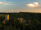 V době založení jeden z největších hradů severních Čech. Dnes tu uvidíte rozlehlé zříceniny s vzácně zachovalým hradebním opevněním s původním cimbuřím a bránami. Hradu dominuje přes 17 m vysoká vyhlídková věž.

