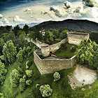 Hrad Hukvaldy od Rychaltic. Hukvaldy se považují za 2. největší zříceninu hradu na Moravě. Leží na protáhlém kopci nad stejnojmennou obcí – rodištěm světově proslulého hudebního skladatele Leoše Janáčka.


