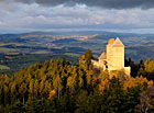 S nadmořskou výškou 886 m nejvýše položený královský hrad v Čechách. Širší veřejnosti je znám především z pohádky Anděl Páně, která se tu v roce 2005 natáčela.

