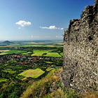 Ruiny středověkého hradu Košťálov trůní na vysoké čedičové skále neobvykle příkře se zvedající nad své okolí. Výrazný skalnatý vrchol doslova vyčnívá mezi sousedními zaoblenějšími kupovitými kopci Českého středohoří.

