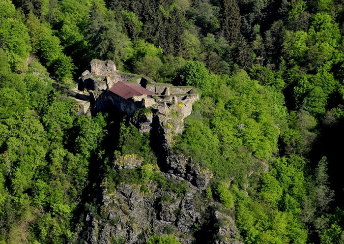 Hrad Krašov – letecký pohled, údolí Berounky | Bohy-Rohy