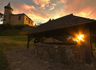 Západ Slunce za Kunětickou horou. Hrad Kuňka je natolik oblíbený, že se stal kulturním centrem Pardubicka. Tyčí se na osamoceném kopci a je hlavním orientačním bodem Polabí. Národní kulturní památka.

