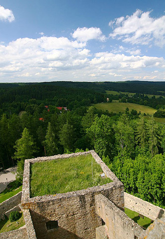 Hrad Landštejn v krajině přírodního parku Česká Kanada