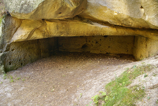 Vyhloubená skalní dutina pod hradem Rotštejn | Český ráj