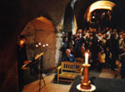 Svatební místnost ve skalním kostele. Skalní kostel na hradě Sloup je vyhledávaným místem pro nevšední svatby; je celý vytesán ve skále, není vysvěcen, a proto může sloužit svatebčanům nejrůznějších náboženských vyznání.

