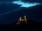 Zřícenina gotického hradu na 2 výrazných čedičových sucích u obce Rovensko pod Troskami; její typická silueta se stala symbolem Českého ráje. Stavba vklíněná do sopečných vrcholů je zcela unikátní, podobné hrady se nacházejí nejblíže až ve Francii.

