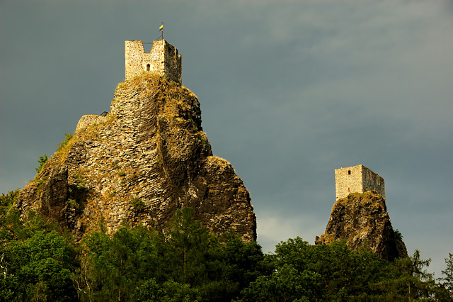 Zřícenina hradu Trosky – hradní věže Panna (vlevo) a Baba