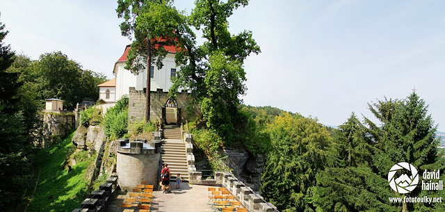 Hrad Valdštejn – pohled na kamenné schodiště a most