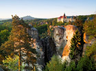 Jedna z nejkrásnějších skalních vyhlídek v Českém ráji. Otevírá se z ní pohled na skalní oblast Dračí skály, zámek Hrubá Skála a zříceninu hradu Trosky.

