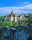 Jedna z nejkrásnějších skalních vyhlídek v Českém ráji. Otevírá se z ní pohled na skalní oblast Dračí skály, zámek Hrubá Skála a zříceninu hradu Trosky.

