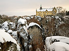 Pohled k zámku Hrubá Skála.


