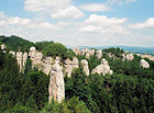 Pohled na skalní seskupení zvané Kapela. V čele stojí nejvyšší a nejznámější skála hruboskalského skalního města, Kapelník.

