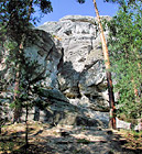 Pohled na skalní seskupení zvané Kapela. V čele stojí nejvyšší a nejznámější skála hruboskalského skalního města, Kapelník.


