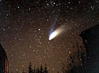 Barevný snímek komety Csikma/1995 O1 (Hale-Bopp).