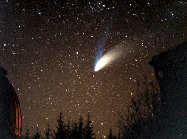 Barevný snímek komety Csikma/1995 O1 (Hale-Bopp)