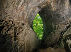 Průchozí třípatrová jeskyně, ve které v zimě (obvykle v 2. pol. února) vlivem skapu na zemi vznikají ledové krápníky (tzv. ledoví trpaslíci). Ve starší době kamenné jeskyni obývali pravěcí lovci. Také se zde těžilo netopýří guáno.

