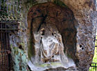 Skalní reliéf v prostoru Blaník před jeskyní Klácelka.